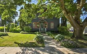 Sturgeon Bay Retreat Near Downtown And Sunset Park!